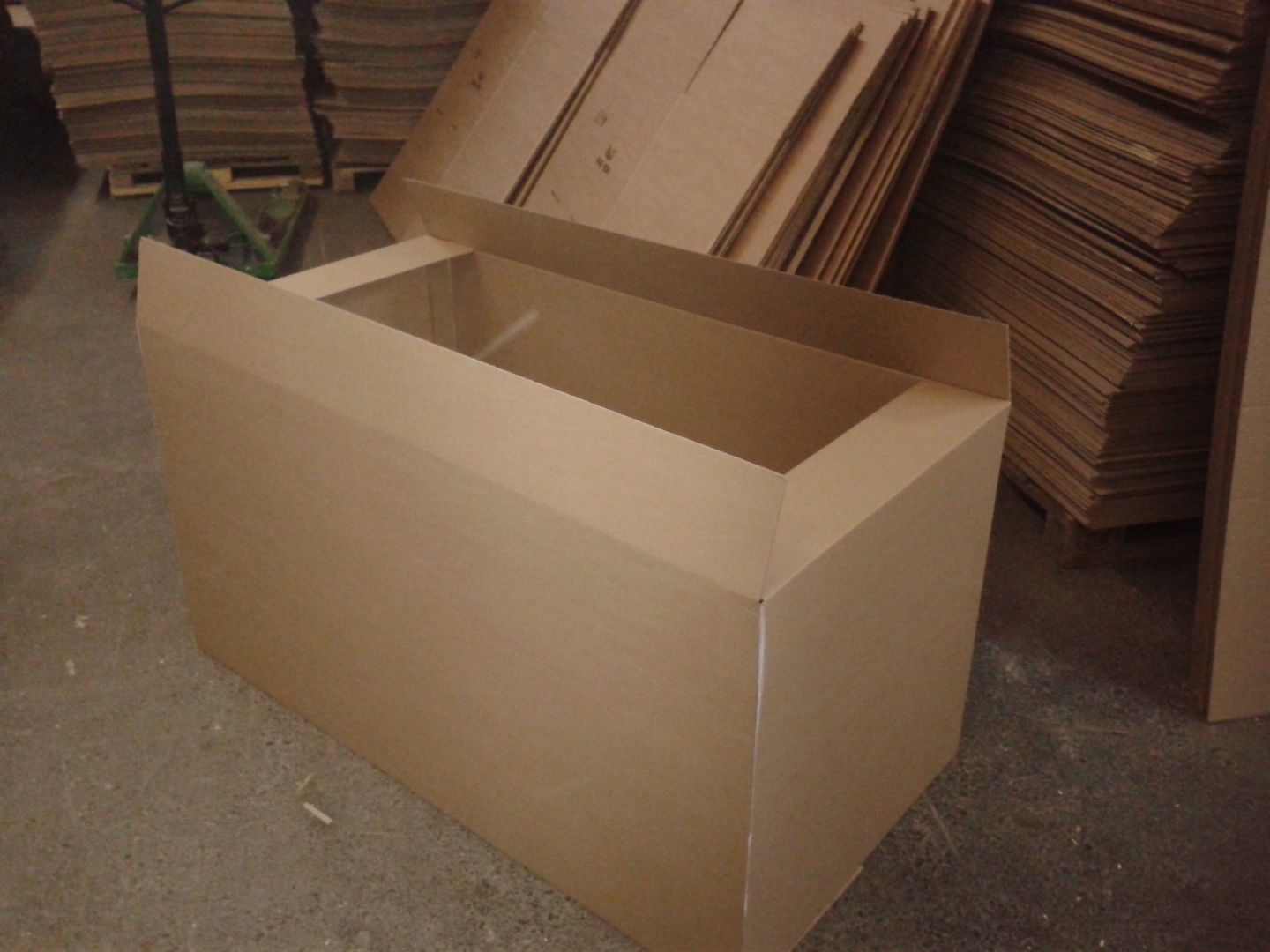 Продам коробку большую. Огромная картонная коробка. Большие картонные короба. Огромные картонные коробки. Короб картонный большой.